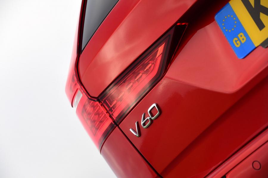Детали экстерьера Volvo V60 D3 Momentum 2018 года  (UK) (фото 6 из 13)